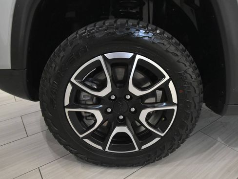 Used 2024 Jeep Compass Trailhawk AWD/4WD image 9