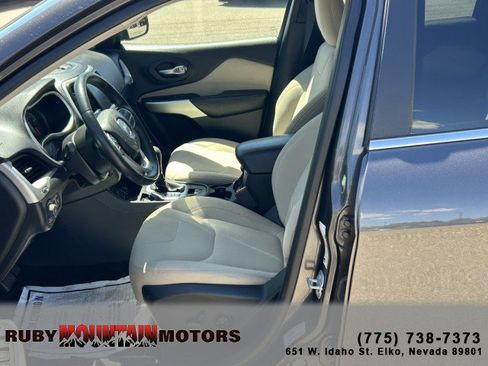 Used 2017 Jeep Cherokee Latitude w/ Safety/Convenience Group FWD image 11