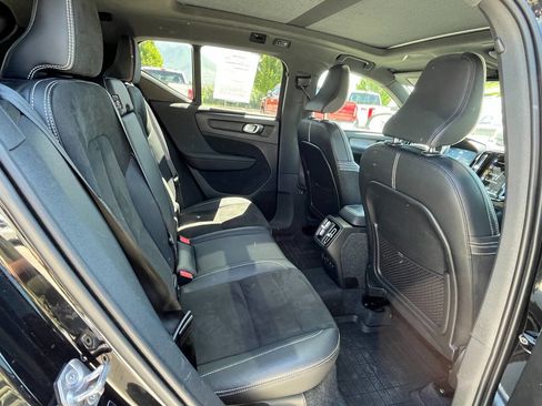 Used 2022 Volvo XC40 T5 R-Design w/ Advanced Package image 15