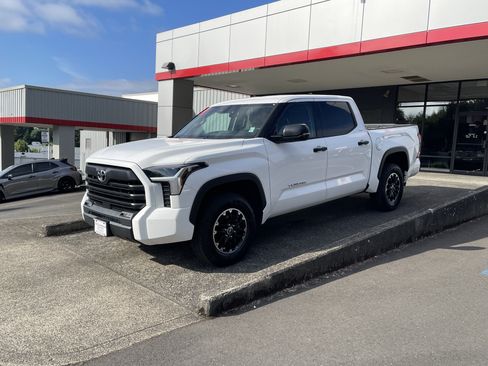 Used 2023 Toyota Tundra SR5 w/ SR5 Convenience Package AWD/4WD image 4