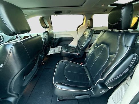 Used 2021 Chrysler Pacifica Limited image 25