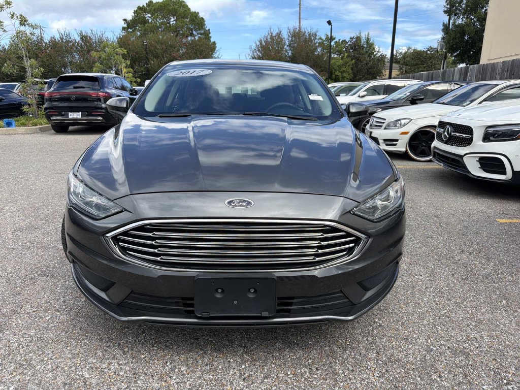 Used 2017 Ford Fusion SE w/ Fusion SE Technology Package FWD image 2