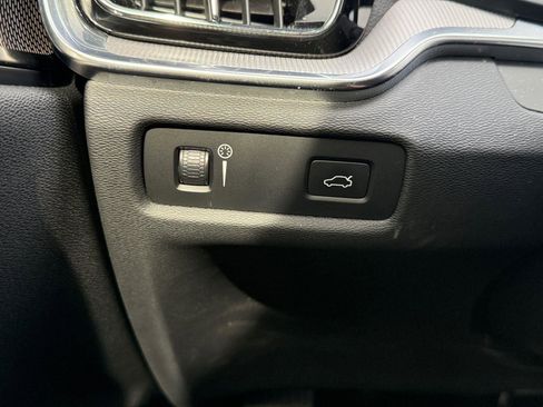 Used 2020 Volvo S60 T5 R-Design image 19