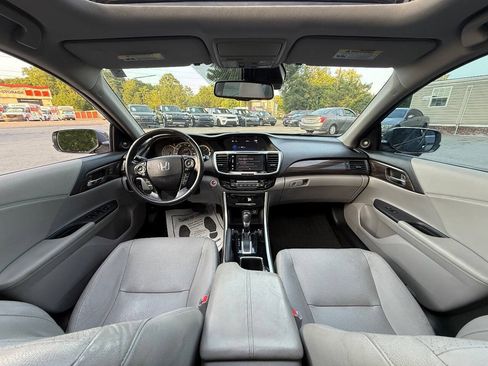Used 2017 Honda Accord Touring image 11