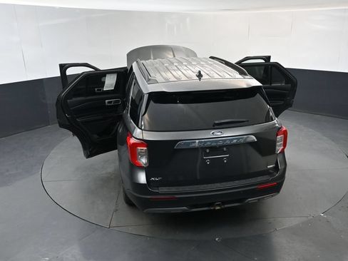 Used 2020 Ford Explorer XLT w/ Equipment Group 202A AWD/4WD image 18