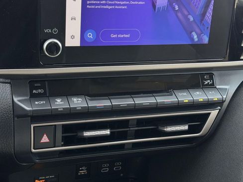 Used 2025 Toyota Camry LE image 5