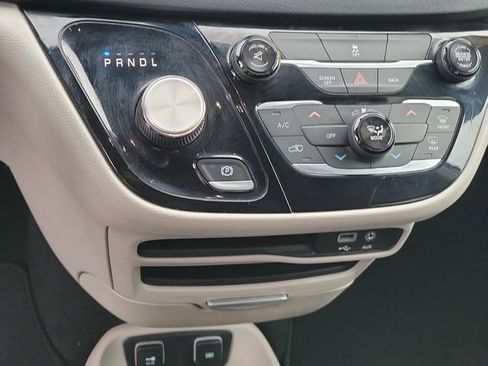 Used 2017 Chrysler Pacifica Touring image 24