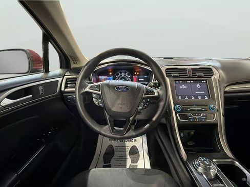 Used 2017 Ford Fusion SE w/ Fusion SE Technology Package image 16