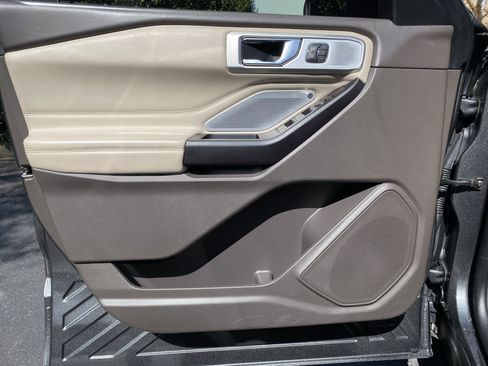 Used 2020 Ford Explorer Platinum w/ Premium Technology Package image 15