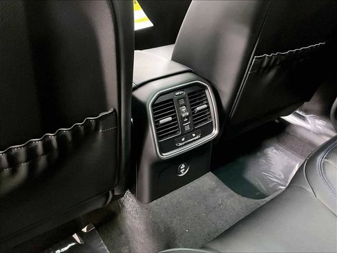 New 2026 Porsche Macan image 24