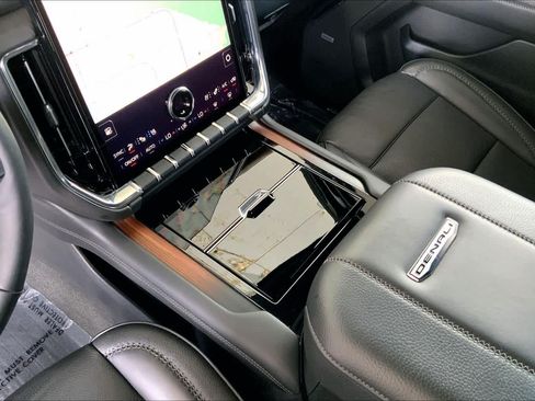 Used 2025 GMC Yukon Denali w/ Denali Reserve Package AWD/4WD image 17