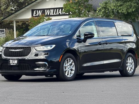 Used 2024 Chrysler Pacifica Touring-L FWD image 8