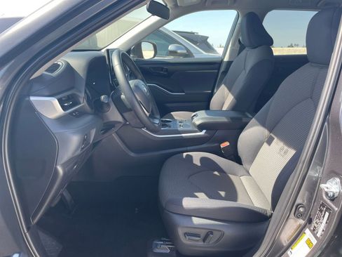 Used 2025 Toyota Highlander LE image 28