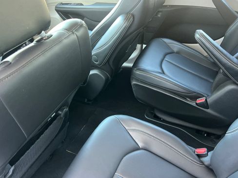 Used 2024 Chrysler Pacifica Limited FWD image 16