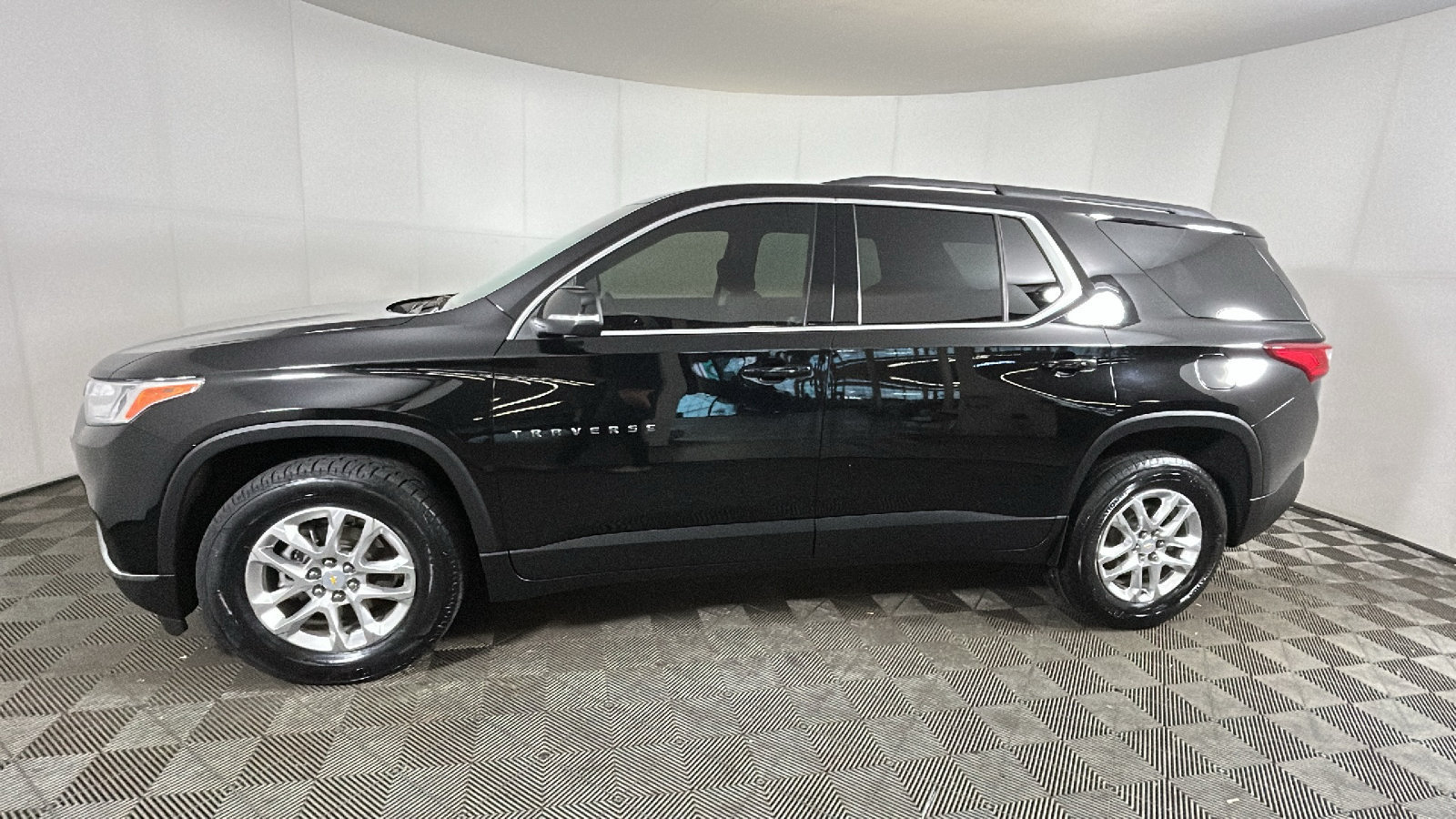 Used 2021 Chevrolet Traverse LT FWD image 6