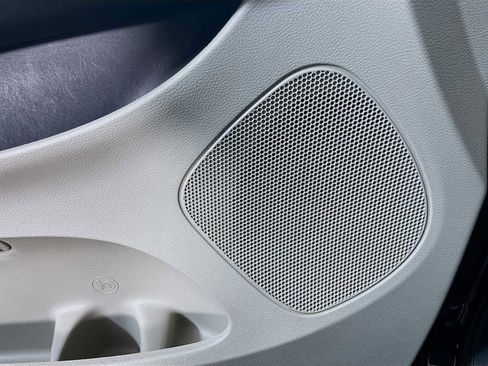 Used 2015 Chrysler Town & Country Touring image 16