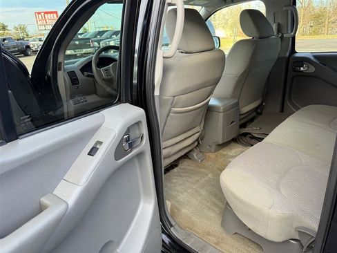 Used 2018 Nissan Frontier SV image 21