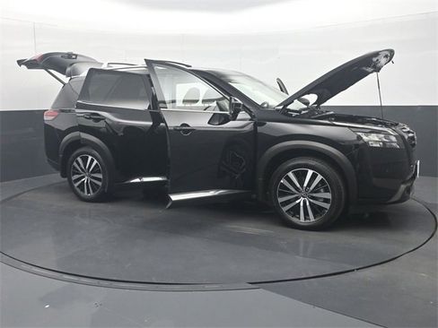 Used 2025 Nissan Pathfinder Platinum w/ Black Appearance Package image 35