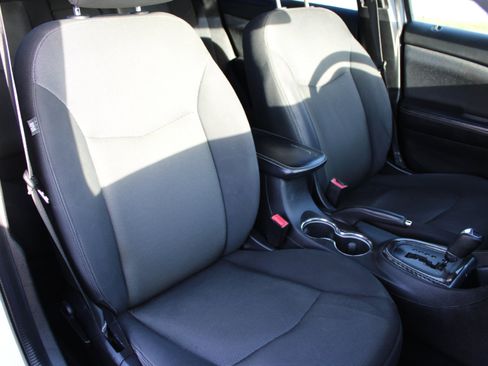 Used 2013 Dodge Avenger SE image 21