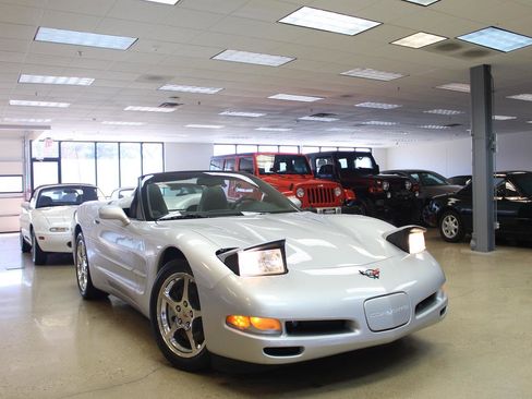 Used 2002 Chevrolet Corvette Convertible w/ Preferred Equipment Group1 image 2