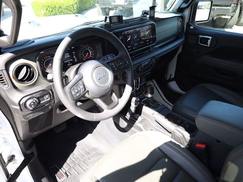 Used 2025 Jeep Gladiator Mojave w/ Convenience Group AWD/4WD image 11