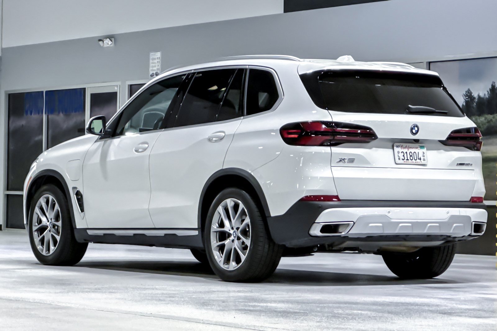 Used 2024 BMW X5 xDrive50e w/ Parking Assistance Package AWD/4WD image 3