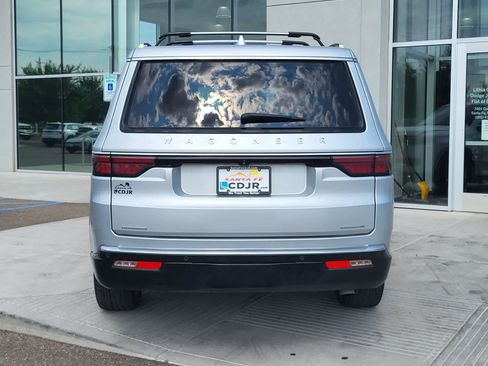 Used 2023 Jeep Wagoneer Series III w/ Premium Group I AWD/4WD image 6