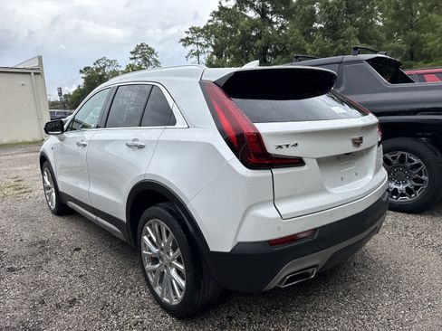Used 2023 Cadillac XT4 Premium Luxury FWD image 2