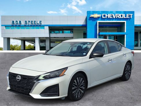 Used 2024 Nissan Altima 2.5 SV FWD image 2