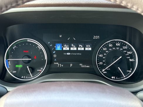 Used 2023 Toyota Sienna Platinum FWD image 25