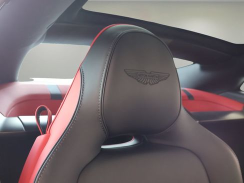Used 2025 Aston Martin Vanquish RWD image 15