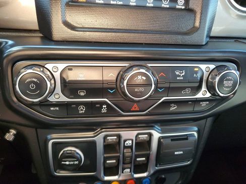 Used 2019 Jeep Wrangler Unlimited Sahara image 23