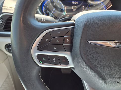Used 2023 Chrysler Pacifica Touring-L FWD image 22