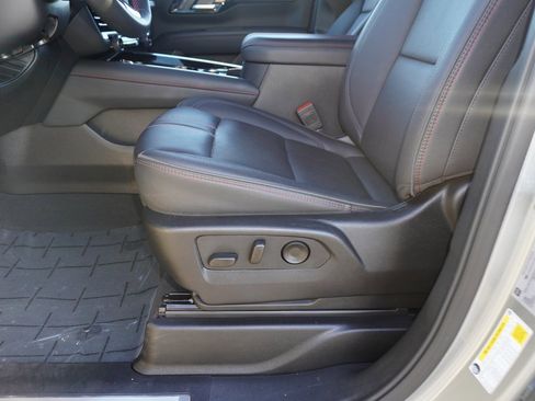 Used 2025 Chevrolet Suburban RST image 16