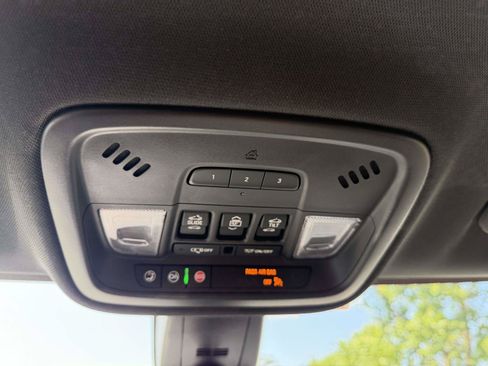 Used 2023 Chevrolet Traverse RS AWD/4WD image 30