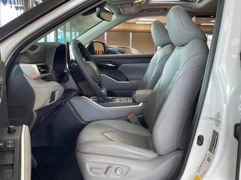 Used 2022 Toyota Highlander XLE image 11