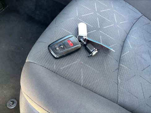Used 2025 Toyota RAV4 XLE FWD image 15