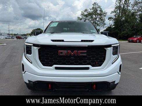 Used 2022 GMC Sierra 1500 AT4 w/ AT4 Premium Package AWD/4WD image 3
