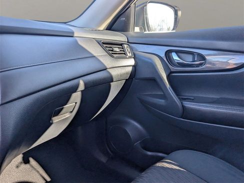 Used 2017 Nissan Rogue S image 28