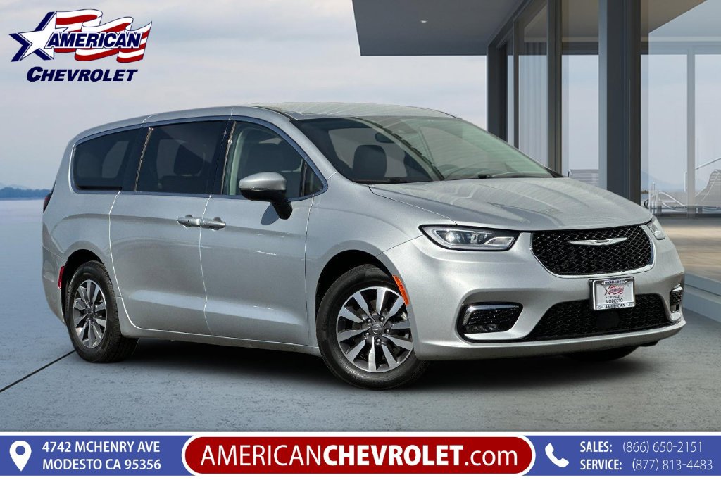 Used 2023 Chrysler Pacifica Touring-L FWD image 1