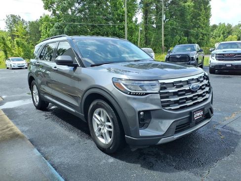 Used 2025 Ford Explorer Active w/ Active Comfort Package RWD image 3