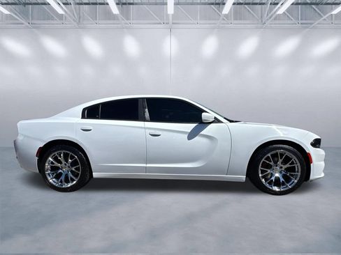 Used 2018 Dodge Charger SXT RWD image 3