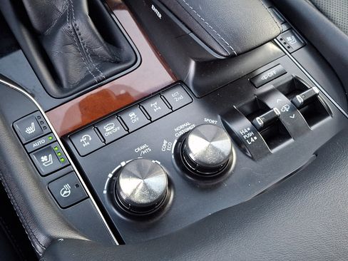 Used 2017 Lexus LX 570 4WD w/ Luxury Package image 18