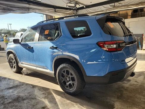 Used 2025 Honda Pilot TrailSport image 3
