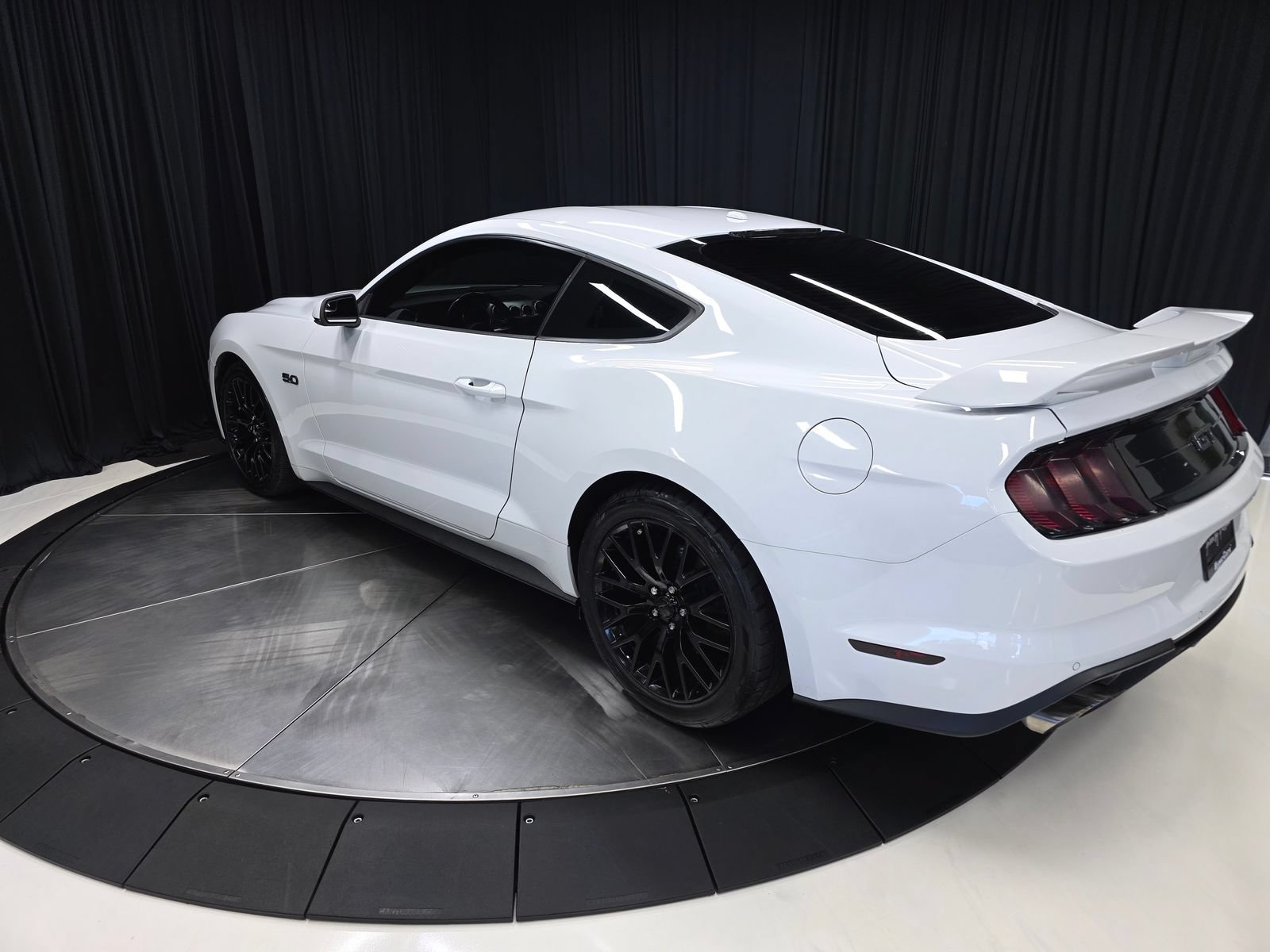 Used 2018 Ford Mustang GT Premium w/ GT Performance Package RWD image 12