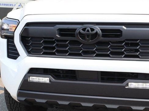 Used 2024 Toyota Tacoma TRD Off-Road AWD/4WD image 9