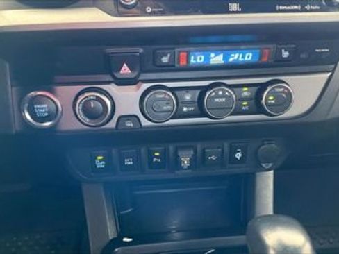 Used 2021 Toyota Tacoma TRD Off-Road w/ TRD Premium Off Road Package AWD/4WD image 18