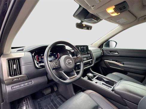 Used 2024 Nissan Pathfinder Platinum image 9