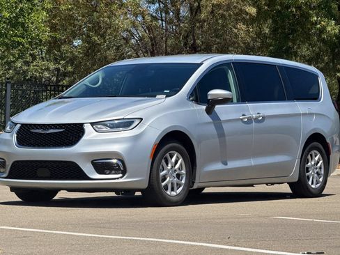 Used 2023 Chrysler Pacifica Touring-L FWD image 8
