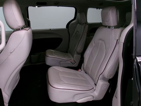 Used 2020 Chrysler Pacifica Limited image 11